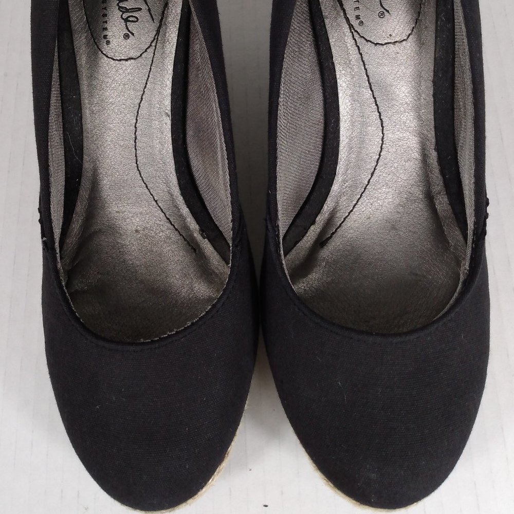 Life Stride Soft System Charcoal Mary Jane Espadrille Size: 8.5M runs small